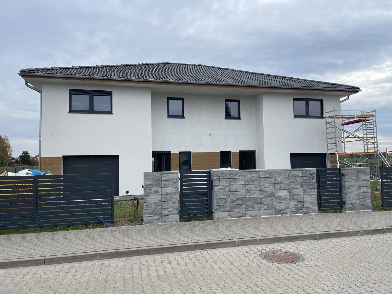 Dom Bliźniak, Polska